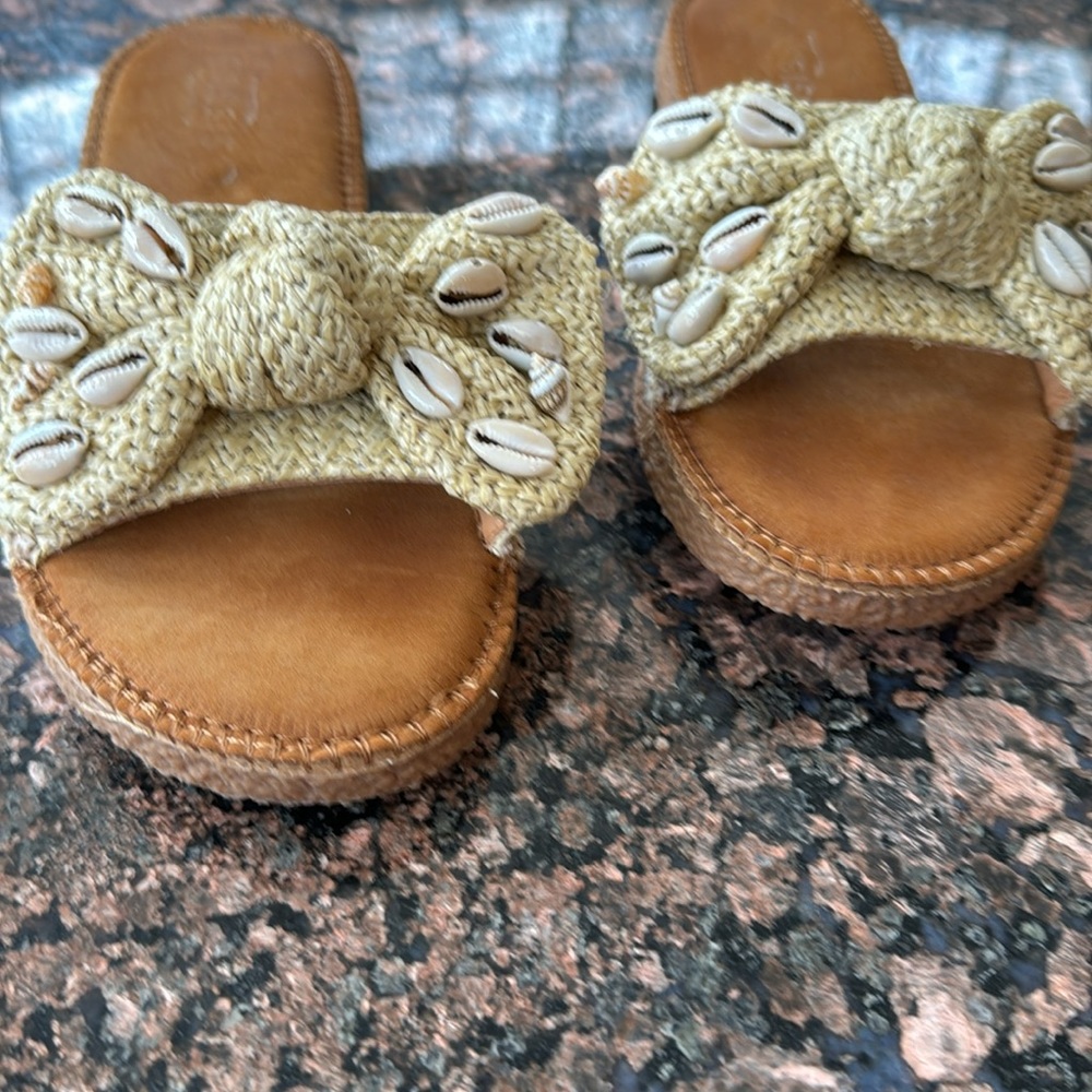 Slightly used girls slippers - Picture 2 of 5
